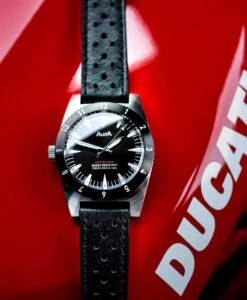 Alsta – Motoscaphe 7 Alsta – Motoscaphe -WATBANDIT Verkäufe Alsta Watches Motoscaphe mood shot min