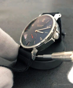 Bergeon – 6767-F – Professionelles Federsteg Werkzeug -WATBANDIT Verkäufe Bergeon 6767 F Professional Spring Bar Tool in use on a NOMOS 2 1