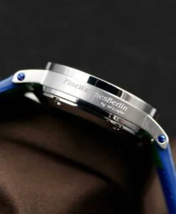 FineWatchesBerlin – HansaViertel – #1 Blau -WATBANDIT Verkäufe Fine Watches Berlin HansaViertel case engraving min 1