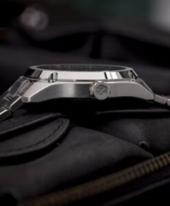 Formex – Essence FortyThree (43mm) Automatik Chronometer – Blau 9 Formex – Essence FortyThree (43mm) Automatik Chronometer – Blau -WATBANDIT Verkäufe Formex Essence FortyThree case side crwon min 2