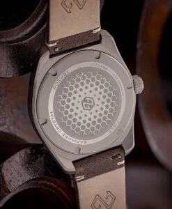 Formex – Field Automatic – Ultra Violet 41 – Deployant Violett Bolgheri Lederarmband -WATBANDIT Verkäufe Formex FIELD Automatic Case Back min