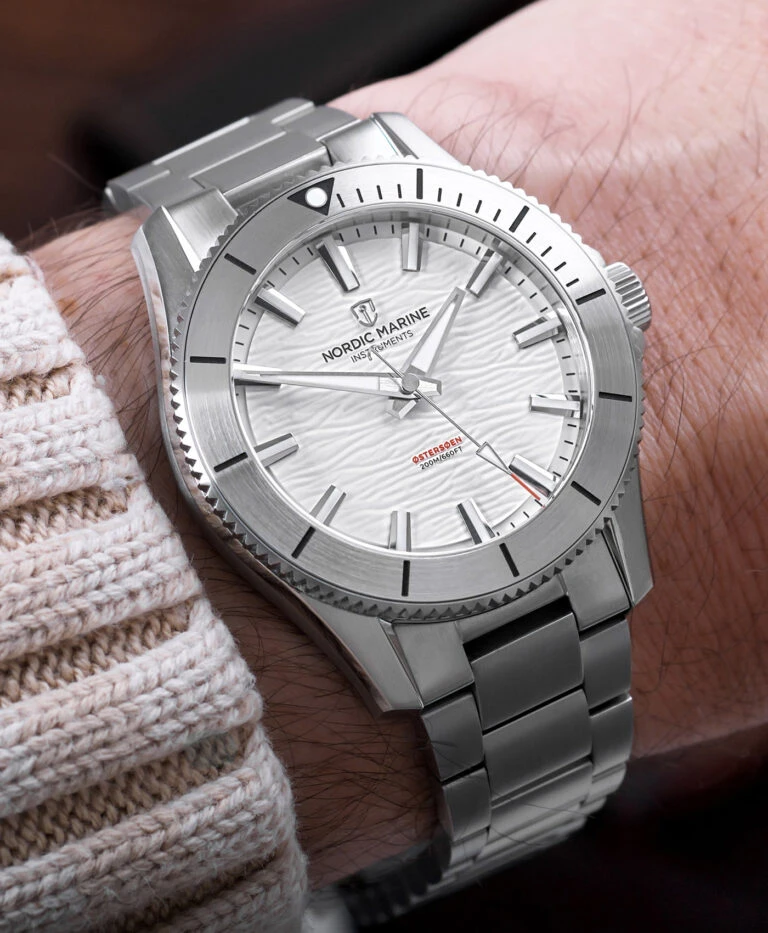 Titelseite -WATBANDIT Verkäufe Nordic Marine Instruments OSTERSOEN Himmelbla Arctiv Hvid wrist shot 768x933 1