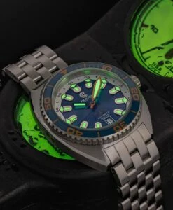 Titelseite -WATBANDIT Verkäufe Ocean Crawler Core Diver V4 Blue Orange lume shot min