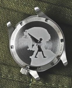 Vario – 1945 D12 – Army Green Field Watch 7 Vario – 1945 D12 – Army Green Field Watch -WATBANDIT Verkäufe Vario 1945 D12 case back min 2